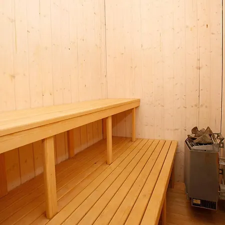 12 Person In Hals-by Traum