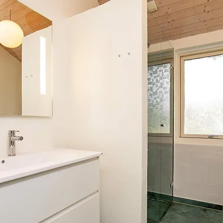 12 Person In Hals-by Traum *