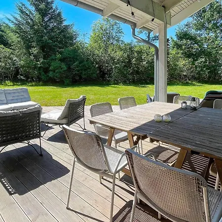 12 Person In Hals-by Traum * Hals